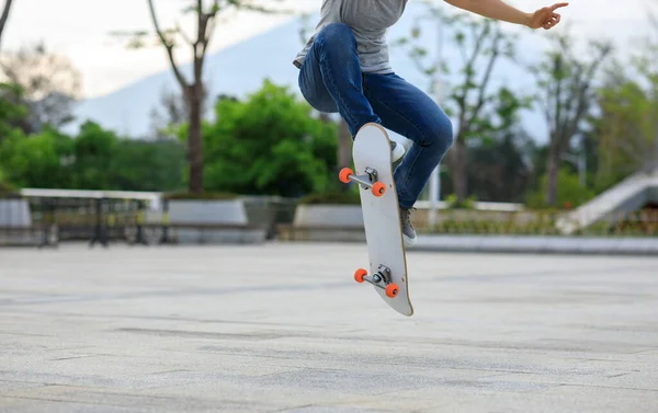 Azjatka Deskorolkarka Skateboarding Nowoczesnym Mieście — Zdjęcie stockowe