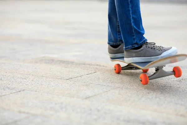 Skateboarder Benen Skateboarden Buitenlucht — Stockfoto