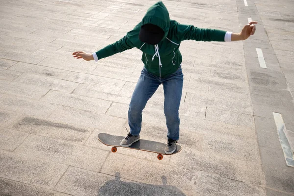 Žena Skateboardista Skateboarding Venkovním Prostředí — Stock fotografie