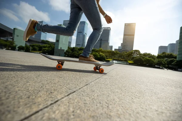 Skateboardåkare Skateboard Vid Soluppgången Stad — Stockfoto