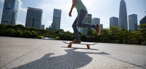 Skateboarder Skateboarding Při Východu Slunce Města — Stock fotografie