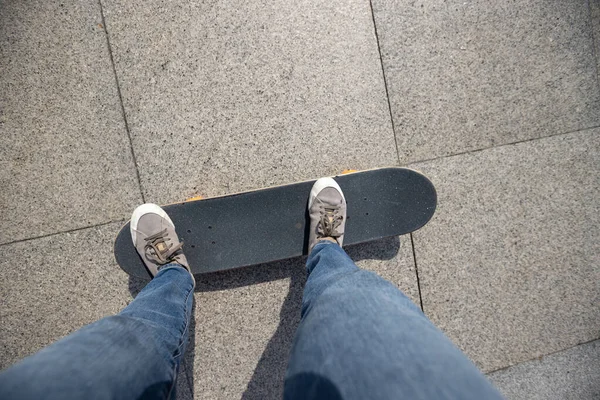 Skateboarder Skateboarden Bij Zonsopgang Stad — Stockfoto