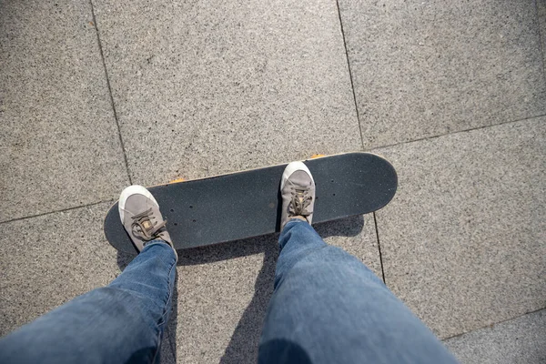 Skateboarder Skate Nascer Sol Cidade — Fotografia de Stock