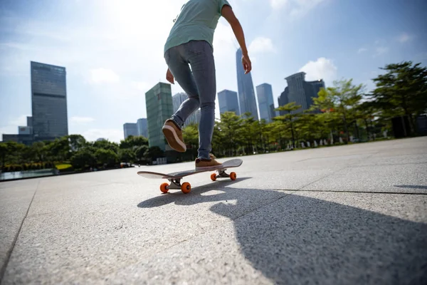 Skateboarder Skate Nascer Sol Cidade — Fotografia de Stock