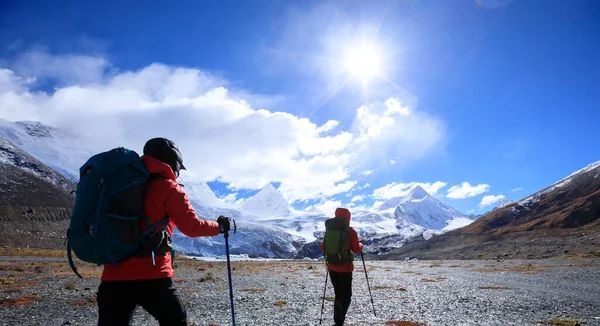 Δύο Γυναίκες Πεζοπόρους Πεζοπορία Χειμώνα Μεγάλο Υψόμετρο Βουνά — Φωτογραφία Αρχείου