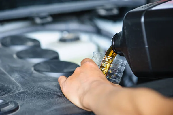 Refilling Motor Engine Oil Vehicle — Stock Photo, Image