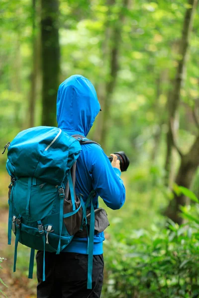 Kvinnlig Fotograf Tar Foto Vårskogen — Stockfoto