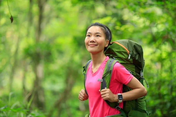 Kvinna Backpacker Vandring Vårskogen — Stockfoto