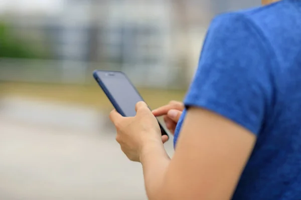 Asiatin Nutzt Smartphone Freien — Stockfoto