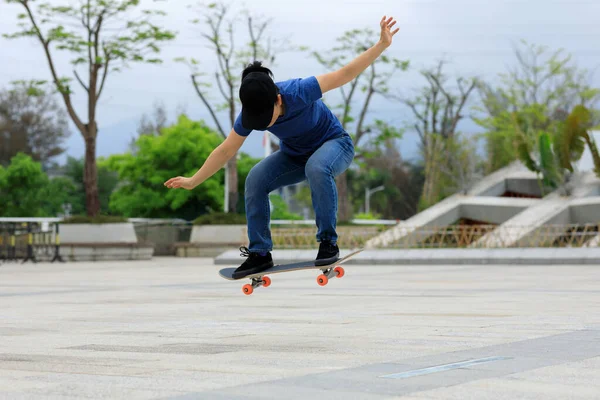 Skateboarder Skate Livre Pela Manhã — Fotografia de Stock