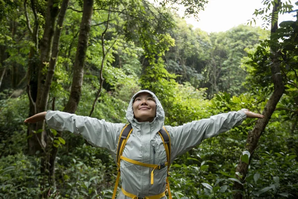 Libertà Donna Zaino Spalla Escursioni Braccia Aperte Nella Foresta Primaverile — Foto Stock