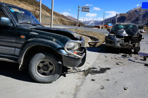 Два Серьезных Аварийных Автомобиля Дороге — стоковое фото