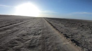 Dağlarda yüksek rakımlı tozlu yolda off-road araba sürmek