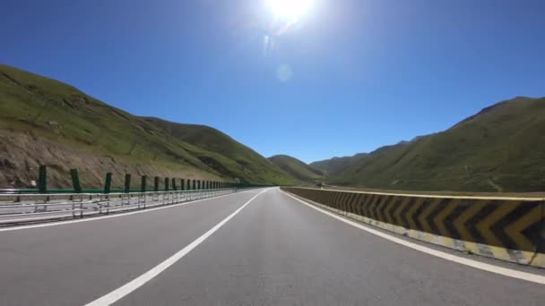 Çin Otoyolda Araba Sürmek Gökyüzü Dağlar Güzel Manzaralı — Stok video