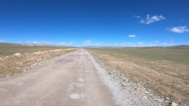 Dağlarda yüksek rakımlı tozlu yolda off-road araba sürmek