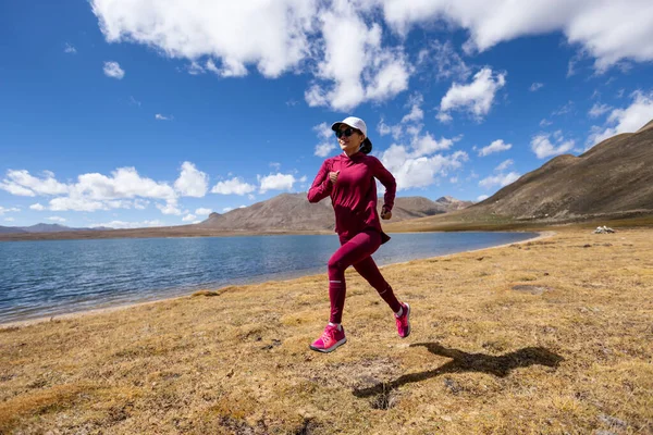 Mujer Trail Runner Cross Country Running Invierno Lakeside —  Fotos de Stock