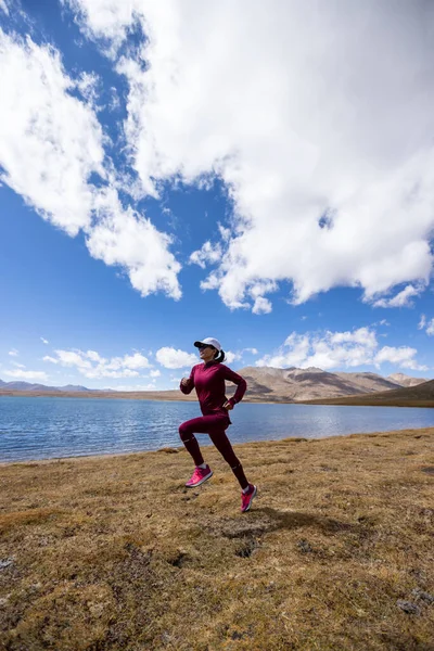 Mujer Trail Runner Cross Country Running Invierno Lakeside — Foto de Stock