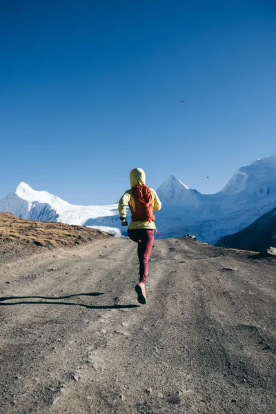 Mujer Trail Runner Cross Country Running Natur Invierno Gran Altitud — Foto de Stock