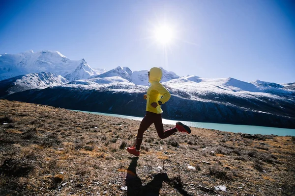 Mujer Trail Runner Cross Country Running Invierno Montañas — Foto de Stock