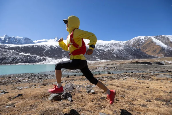 Mujer Trail Runner Cross Country Running Natur Invierno Gran Altitud — Foto de Stock