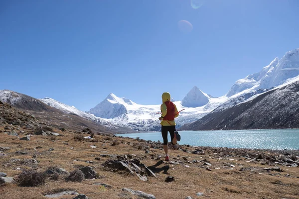 Femme Trail Runner Cross Country Course Haute Altitude Hiver Natur — Photo