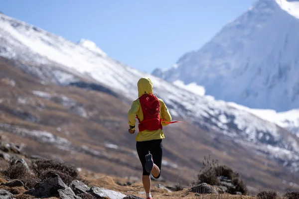 Sentiero Donna Corridore Fondo Corsa Alta Quota Inverno Natur — Foto Stock