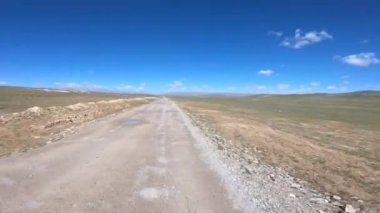 Dağlarda yüksek rakımlı tozlu yolda off-road araba sürmek