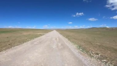 Dağlarda yüksek rakımlı tozlu yolda off-road araba sürmek