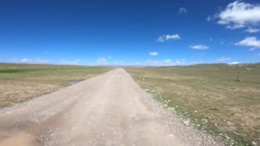 Dağlarda yüksek rakımlı tozlu yolda off-road araba sürmek