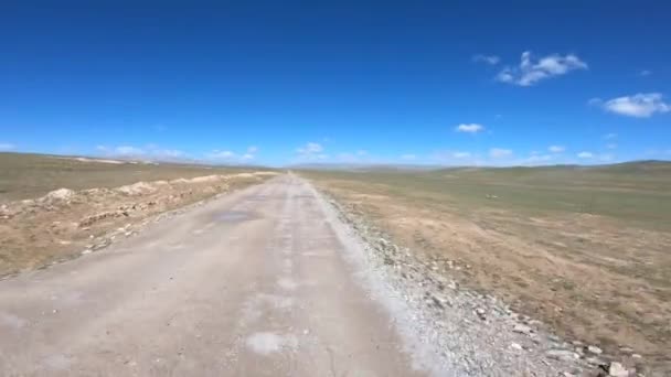 Отъезд Автомобильной Дороги Большой Высоте Пыльная Дорога Горах — стоковое видео