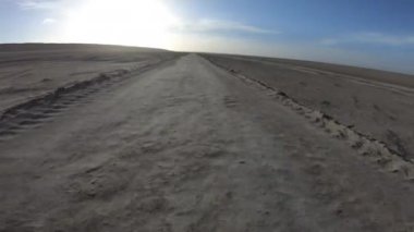 Dağlarda yüksek rakımlı tozlu yolda off-road araba sürmek