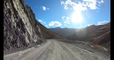 Çin 'de otoyolda araba sürmek Gökyüzü ve kayalık dağlar güzel manzaralı