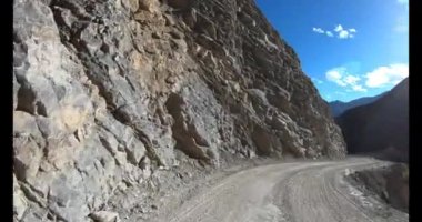 Çin 'de otoyolda araba sürmek Gökyüzü ve kayalık dağlar güzel manzaralı