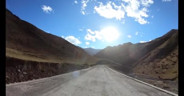 Jazda Samochodem Autostradzie Chinach Pięknym Widokiem Niebo Skaliste Góry — Wideo stockowe