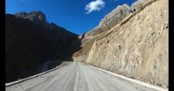 空と岩の山々の美しい景色と中国の高速道路で車を運転 — ストック動画