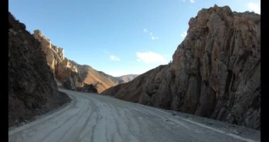 Çin 'de otoyolda araba sürmek Gökyüzü ve kayalık dağlar güzel manzaralı