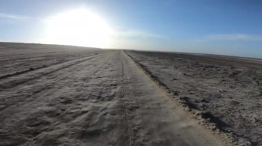 Dağlarda yüksek rakımlı tozlu yolda off-road araba sürmek