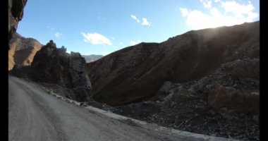 Çin 'de otoyolda araba sürmek Gökyüzü ve kayalık dağlar güzel manzaralı