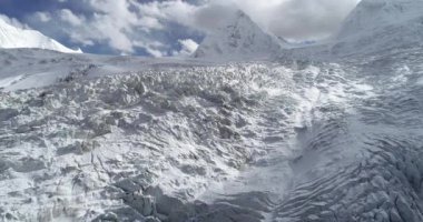 İnsansız hava aracı Tibet, Çin 'deki karlı dağlarda uçuyor. Hava görüntüsü drone görüntüleri