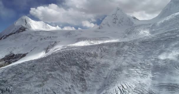 티벳의 눈덮인 산들을 가로지르는 공중에서 — 비디오