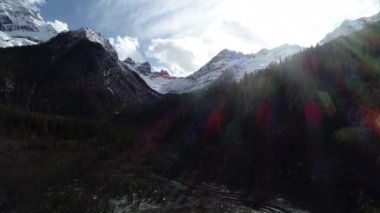 İnsansız hava aracı Tibet, Çin 'deki karlı dağlarda uçuyor. Hava görüntüsü drone görüntüleri
