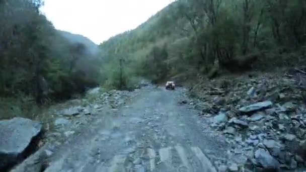 Yüksek Irtifada Road Araba Kullanmak Orman Dağlarında Kayalık Yol — Stok video
