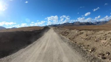 Dağlarda yüksek rakımlı tozlu yolda off-road araba sürmek