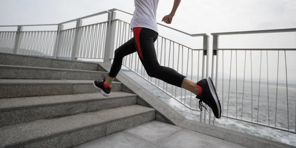 Zdrowy Styl Życia Fitness Sport Kobieta Biegnie Schodach Nadmorskim Szlaku — Zdjęcie stockowe