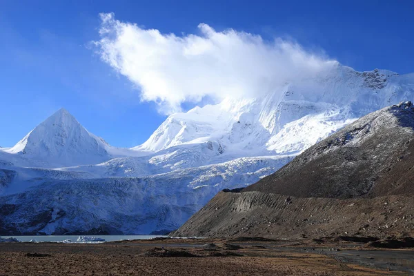 Sneeuw Bergen Onder Blauwe Lucht Tibet China — Stockfoto