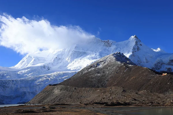 Sneeuw Bergen Onder Blauwe Lucht Tibet China — Stockfoto