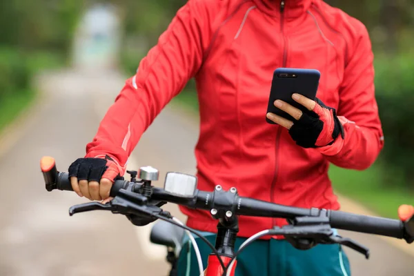 Cycliste Utiliser Smartphone Lors Équitation Vtt Sur Sentier Forestier — Photo