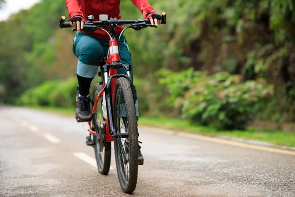 Mujer Montando Bicicleta Sendero Del Parque Tropical Primavera — Foto de Stock