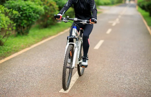Kobieta Jeżdżąca Wiosną Rowerze Tropikalnym Szlakiem Parku — Zdjęcie stockowe