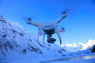 Uçan İHA Tibet, Çin 'deki buzullu lagünün fotoğrafını çekiyor.